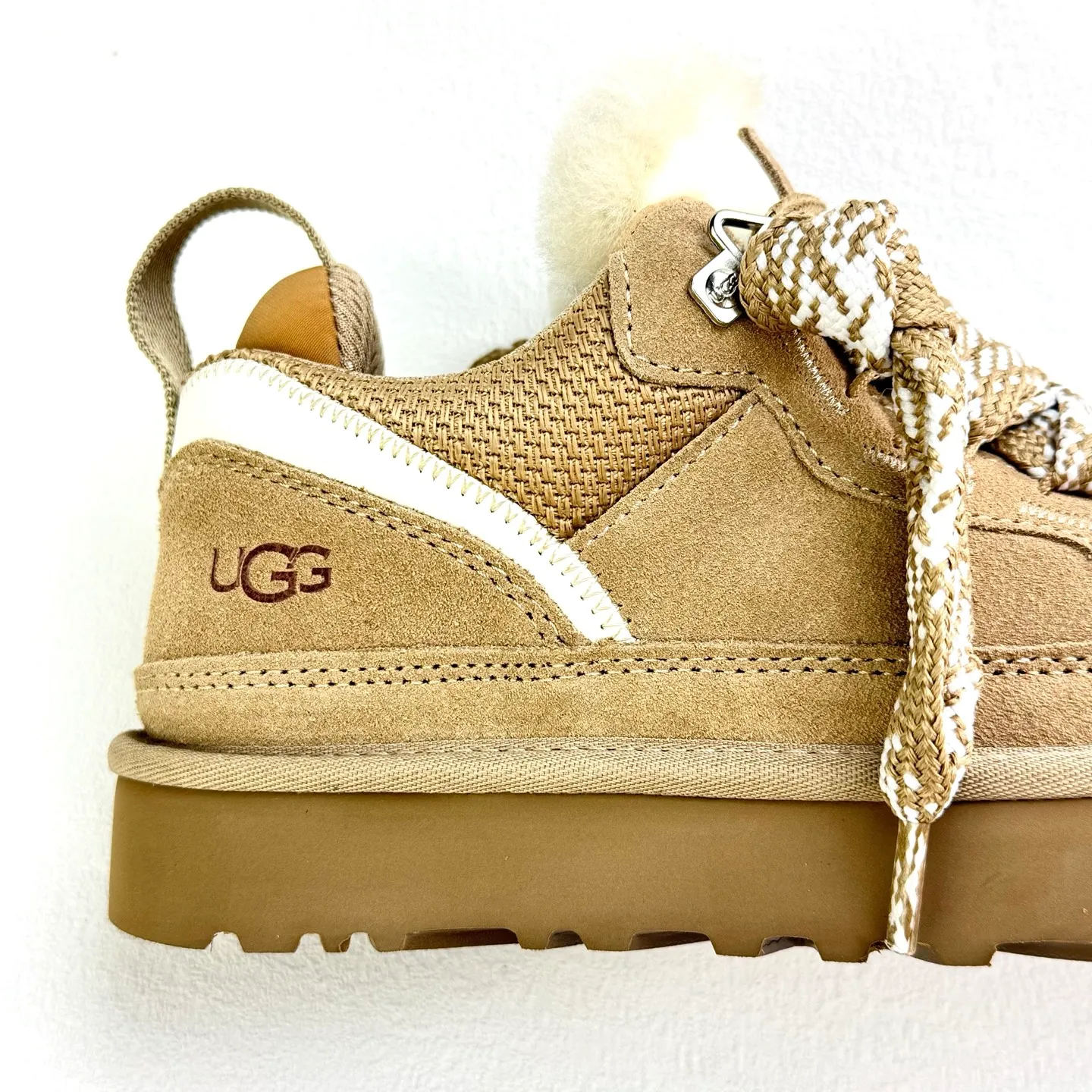 Local 💰600 supports stocking. Platform operation #UGG｜Low top 4032 Mel casual shoes, upper design, recycled ballistic canvas mesh, high-quality suede upper, two-color flat shoelaces. The inner material of the shoe is made of Longfeng sheep fur. The fur lining keeps warm and locks in temperature. The sole material is comfortable Treadlite by #UGG #EVA. Light wing outsole. Size: 35 36 37 38 39 40